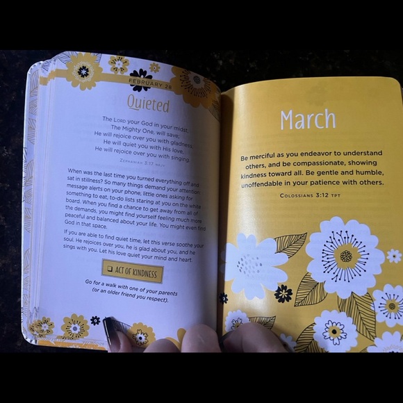 2 books on daily devotions - Picture 2 of 7